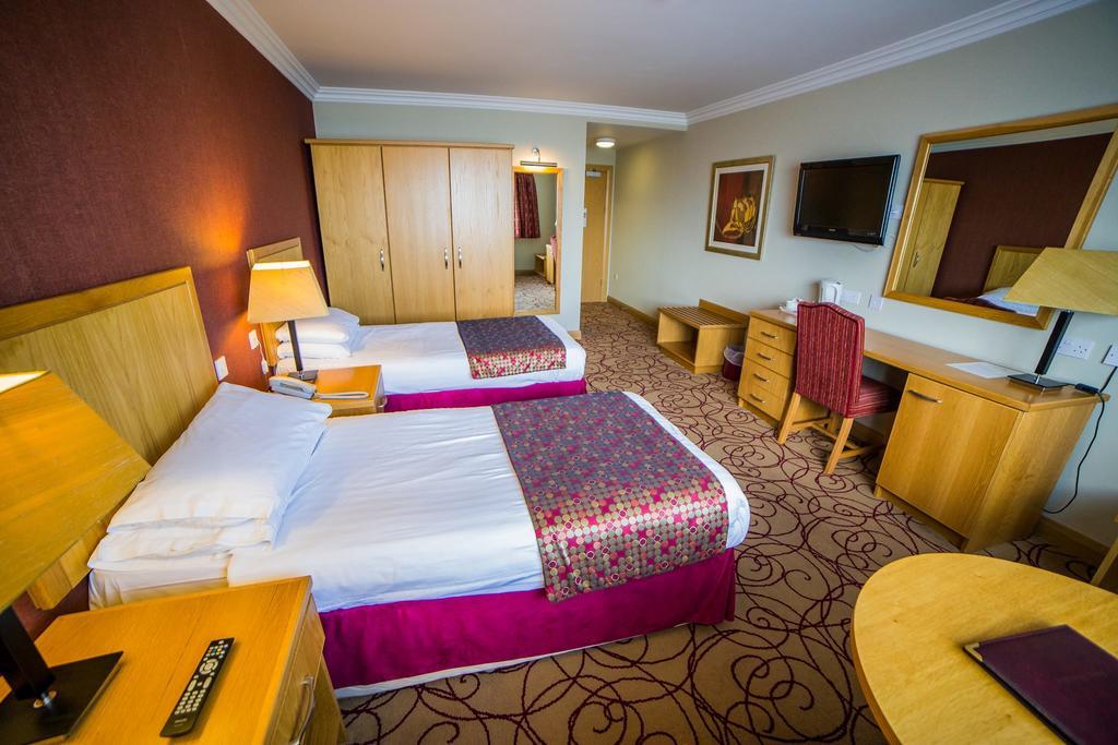 Curran Court Hotel Ларн Екстериор снимка