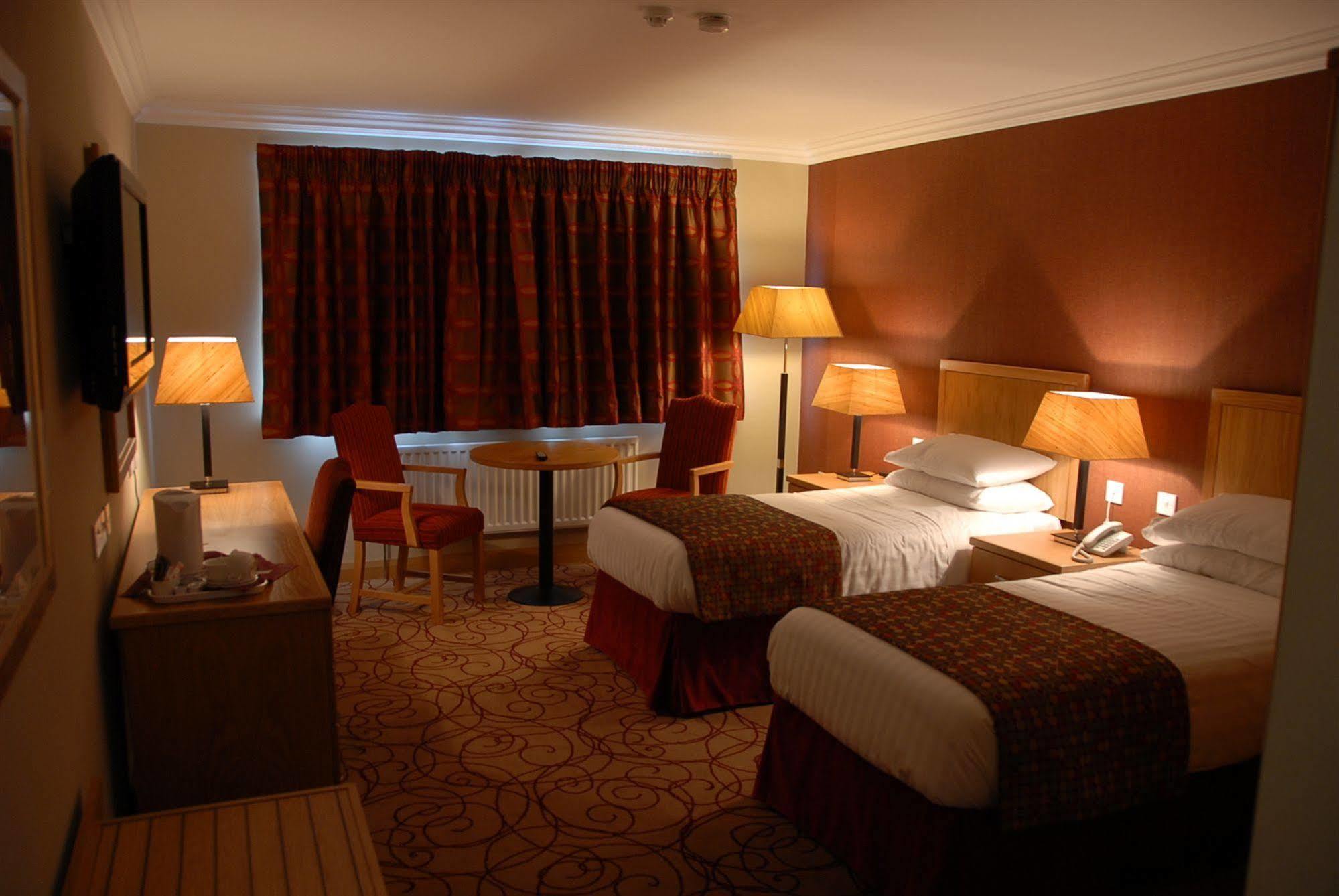 Curran Court Hotel Ларн Екстериор снимка